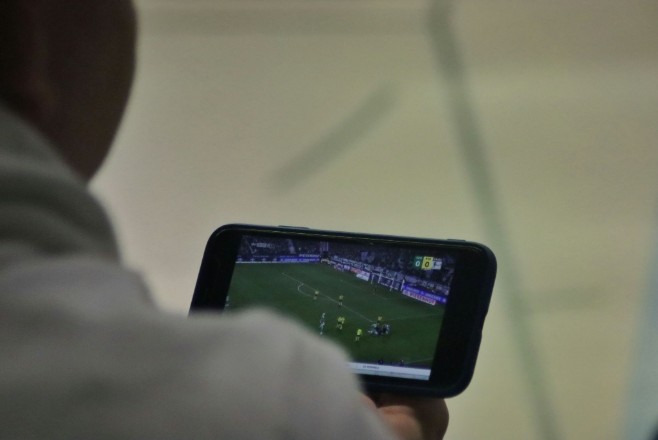 From Metaphor to Mobile Odds: Reading Risk Signals Before Installing a Betting App in Pakistan